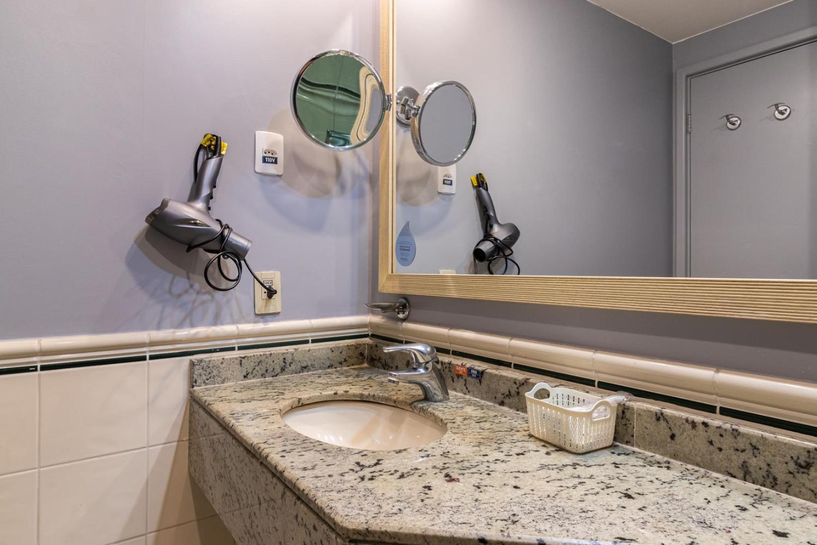 A1 Flats Wym Brooklin Apartment